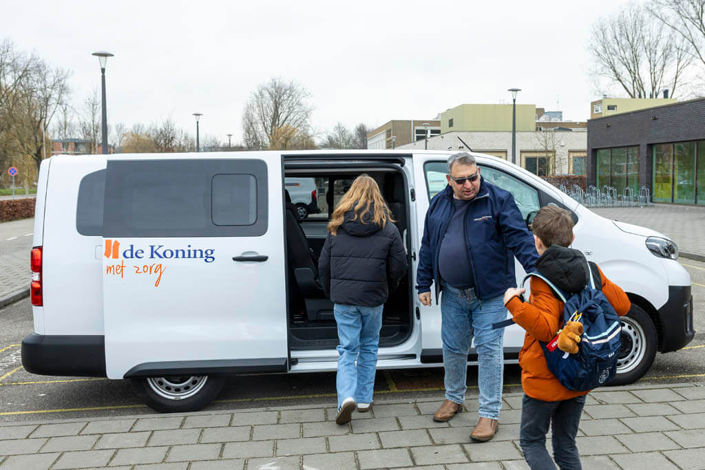 Vacature: Chauffeur leerlingenvervoer regio Alphen aan den Rijn – Parttime (15–20 uur per week)